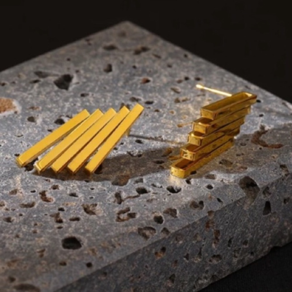 Geometric minimalist stud earrings - Picture 6 of 7